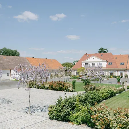 Na Kmine بيت ضيافة 4*