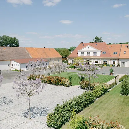 Na Kmine بيت ضيافة Obristvi