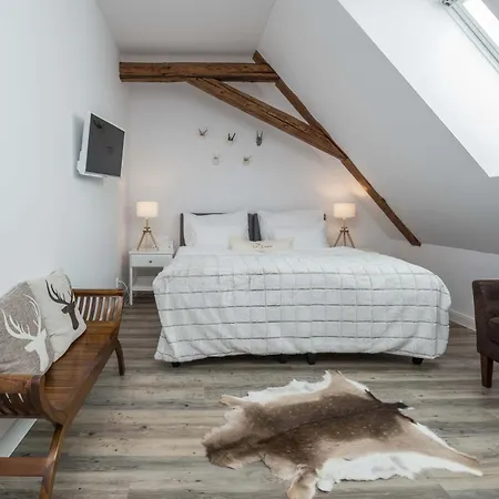 Na Kmine بيت ضيافة Obristvi