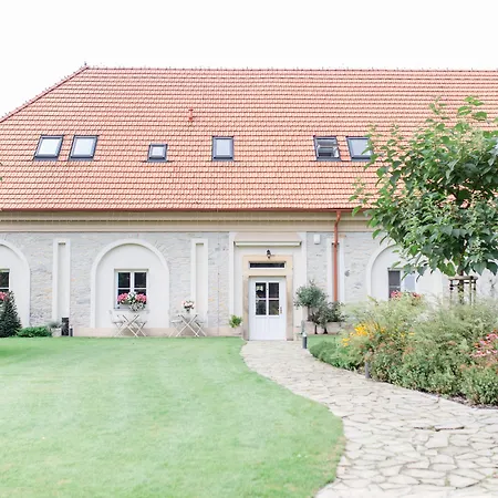 Na Kmine بيت ضيافة Obristvi