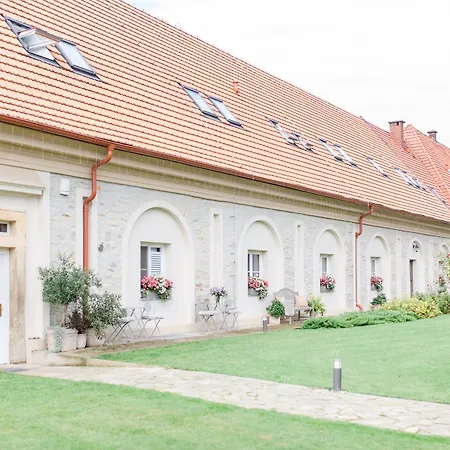 Na Kmine بيت ضيافة Obristvi